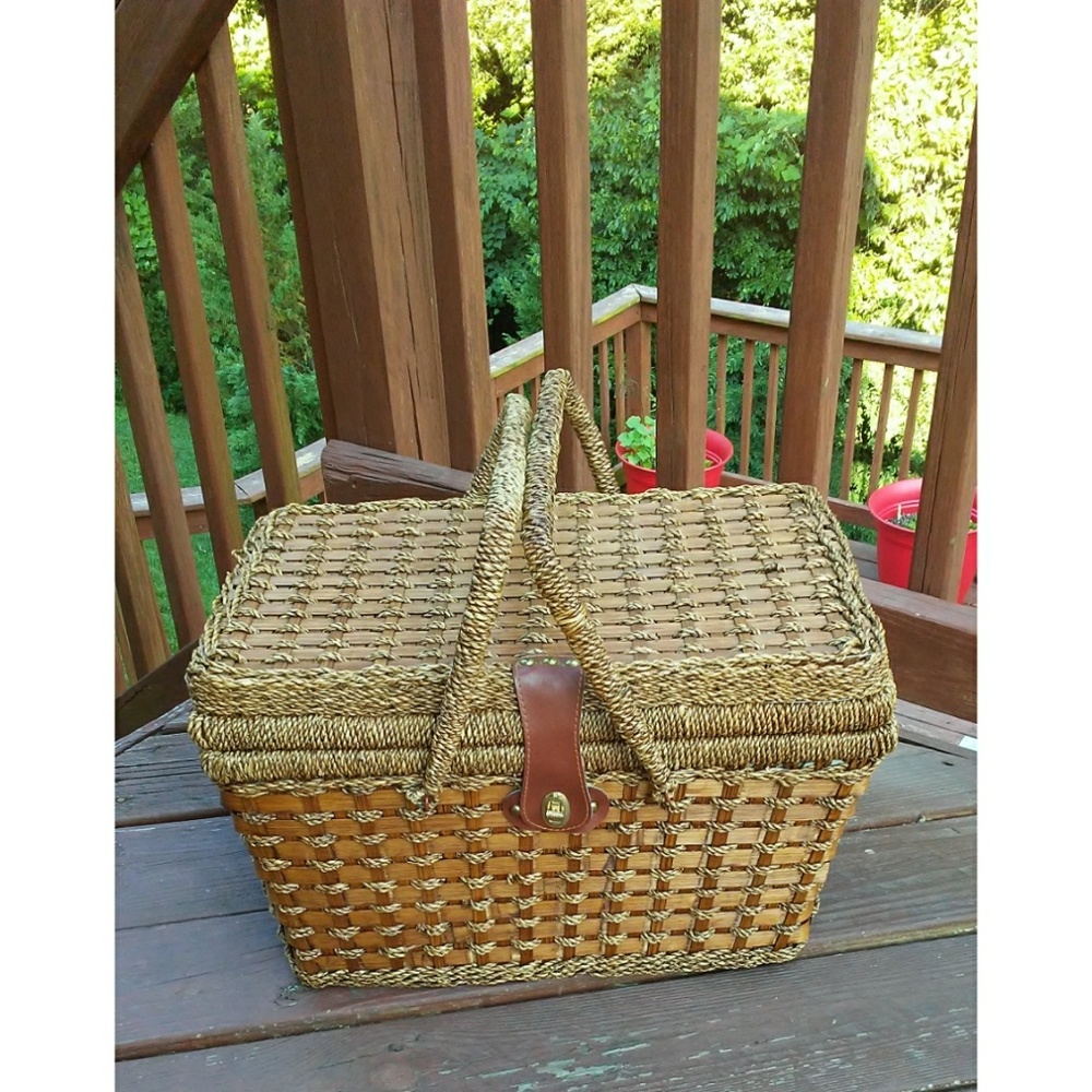 CLASSIC INSULATED PICNIC BASKET WITH ACCESSORIES